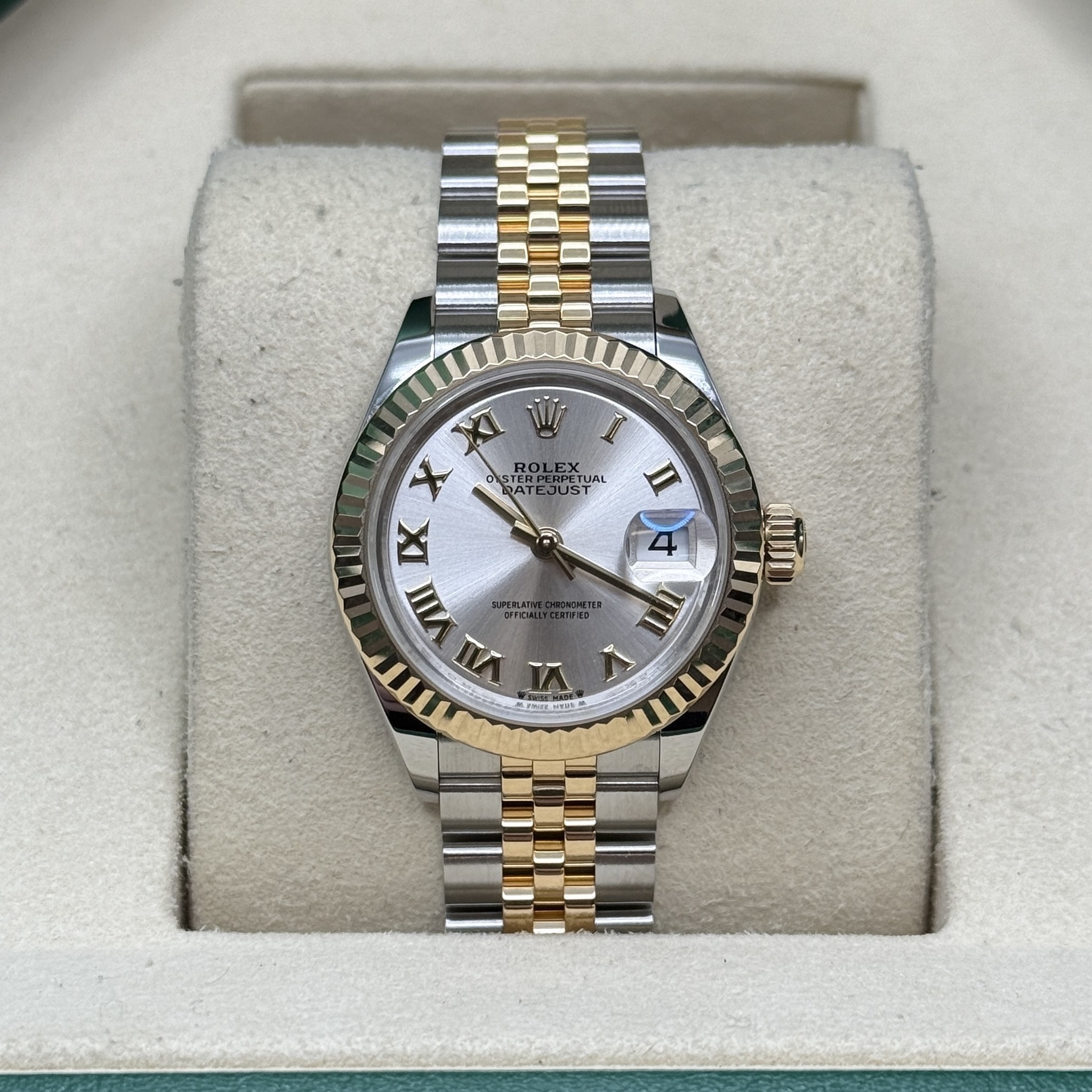 May be an image of wrist watch and text that says 'W 토 aATE TTRP STEE 1ST PETUAL CTUAL م e I n য IU U x IX VIIII VII'