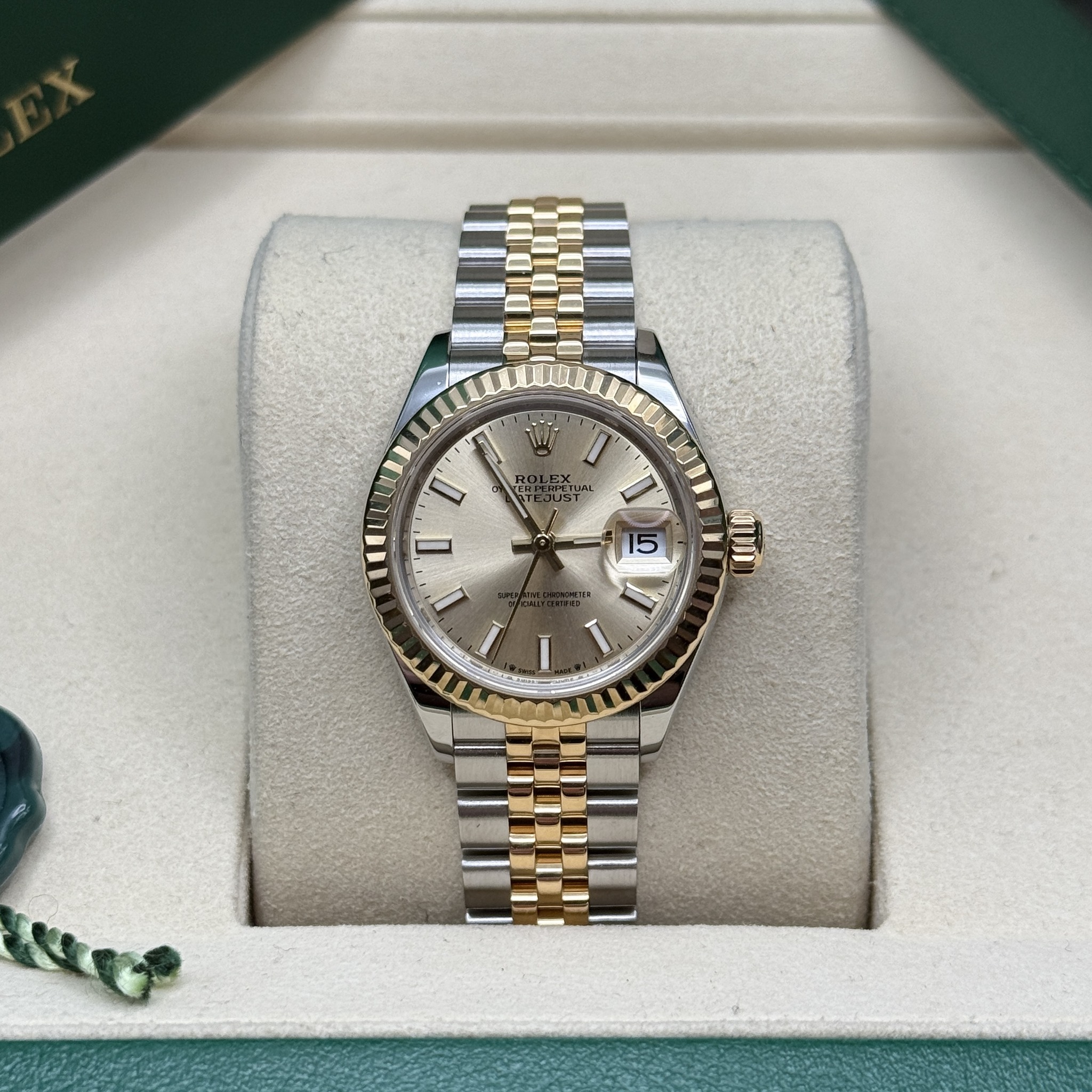 May be an image of wrist watch and text that says 'ደ7 V7 ور NDn 1'