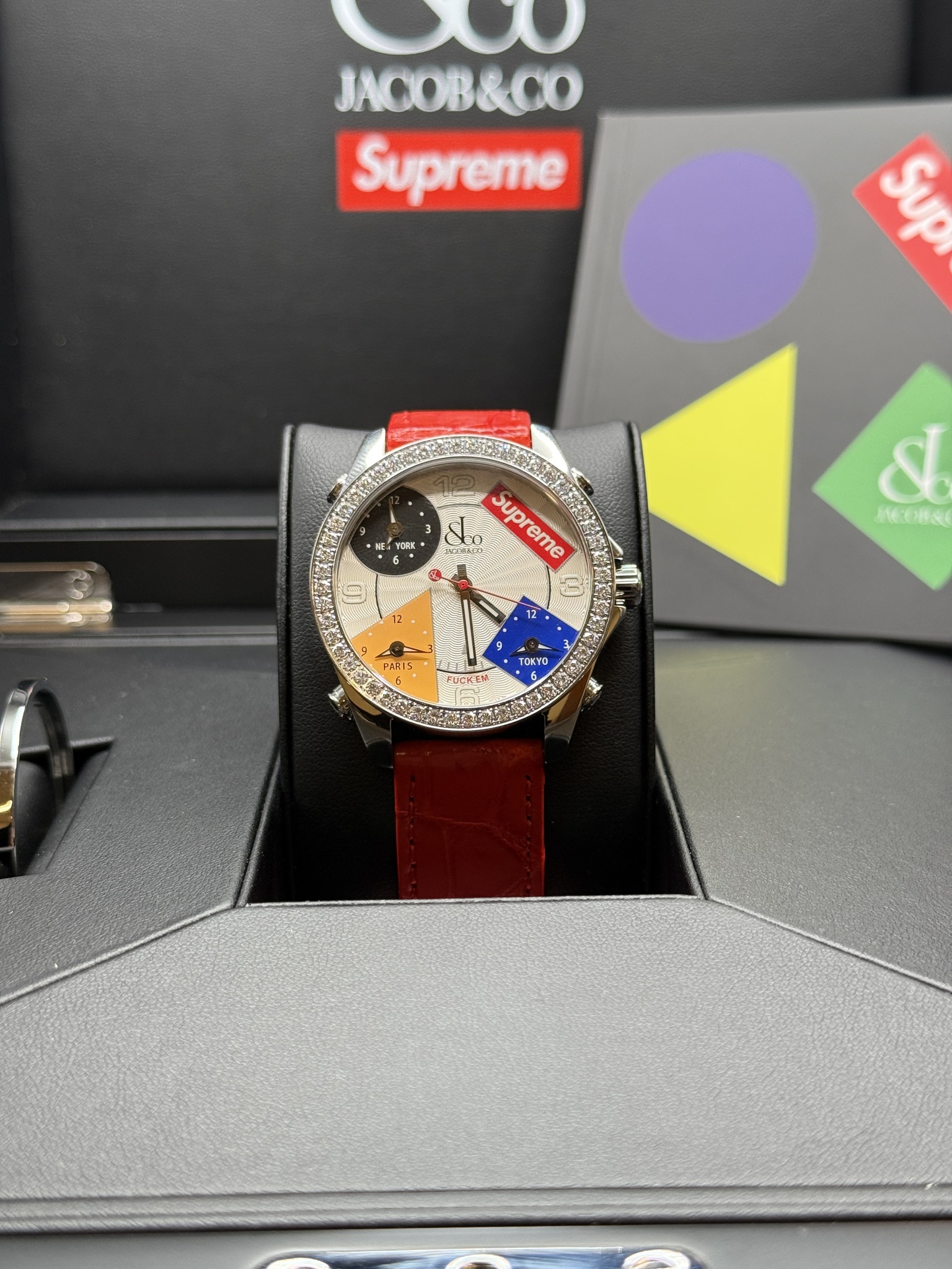May be an image of wrist watch and text that says 'JACOB&CO Supreme Si YORS 3 Supreme Supreme reme 10%C d MEOHSE 12 PAIS • τσενά 6C6pЙ'