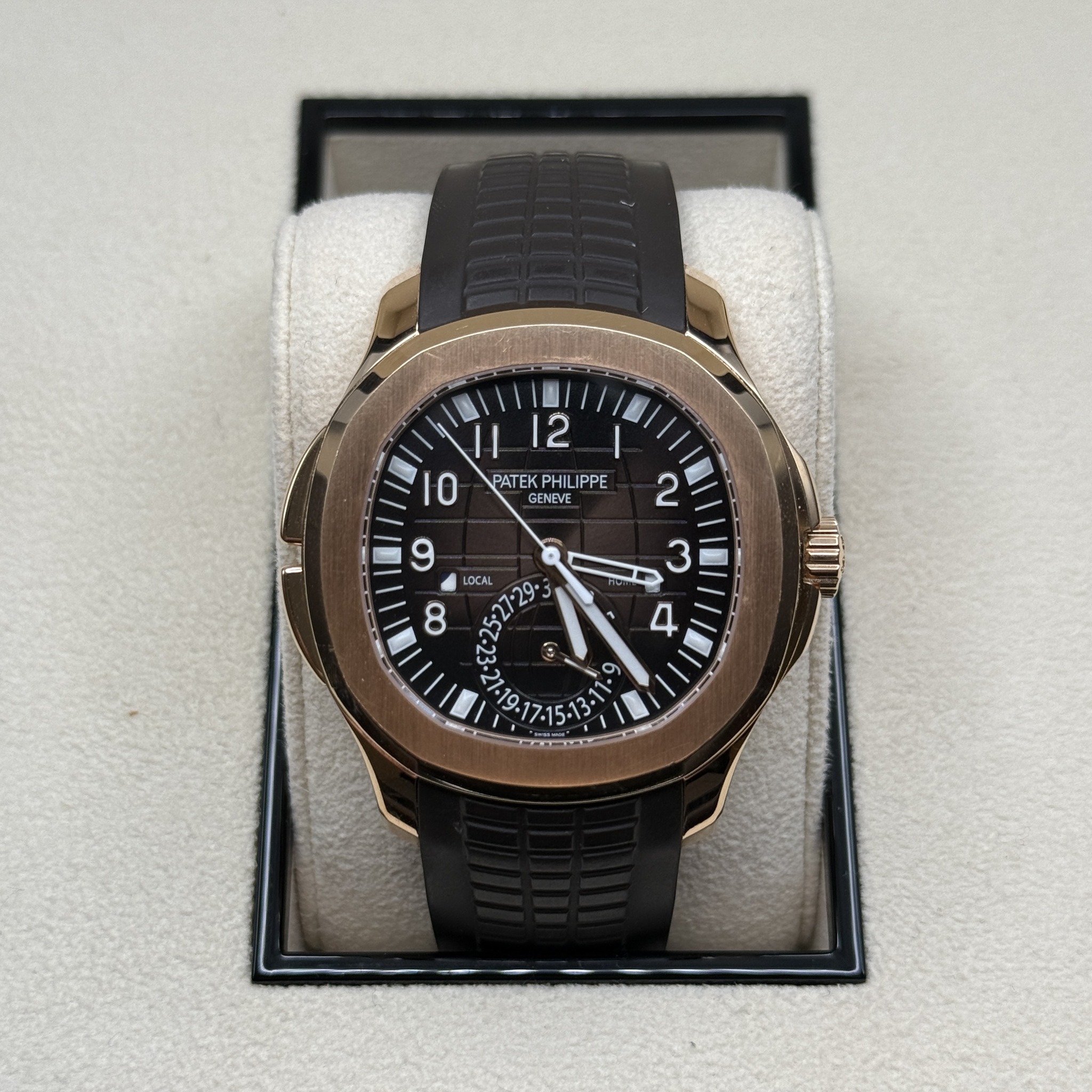 May be an image of wrist watch and text that says '12 11 0 PATEKPHILIPPE PHIL PHILI HILIPPE IPPE PATEK GENEVE SNEVE 9 LOCAL LOCAL 5• G 2 3 ናይ 15.13 ن 11 1. س O 6 15'