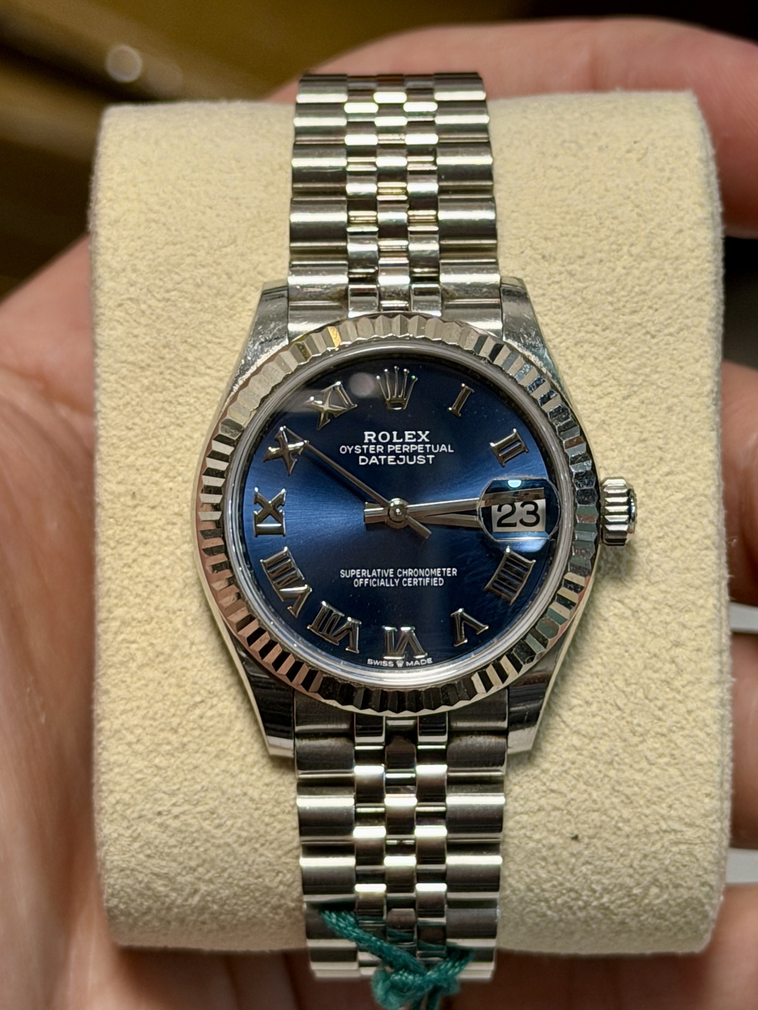 May be an image of wrist watch and text that says '5 ROLEX OYST OYSTER ROLEXAL RPERPETUAL TUAL DAT DATEJUST ዋቢ OUD แมต mI SUPERLATIECONMTE SUPERLATIVECHRONOMETER SUPERLATIVE…