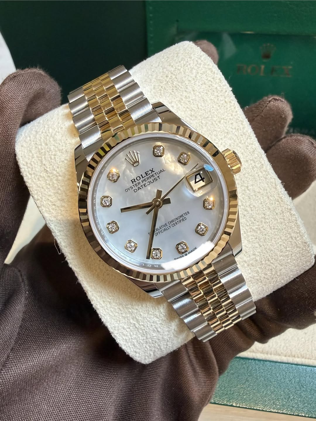 May be an image of wrist watch and text that says 'W ROLEX TERPERIST STERPERPETU ROI DATEDUST DATEJUSTUAL DATE LEX JAL OYS OYSTERCE YSTERA M cuMo OFFICIALLY ERLAIEY CERTIFICNIEN…