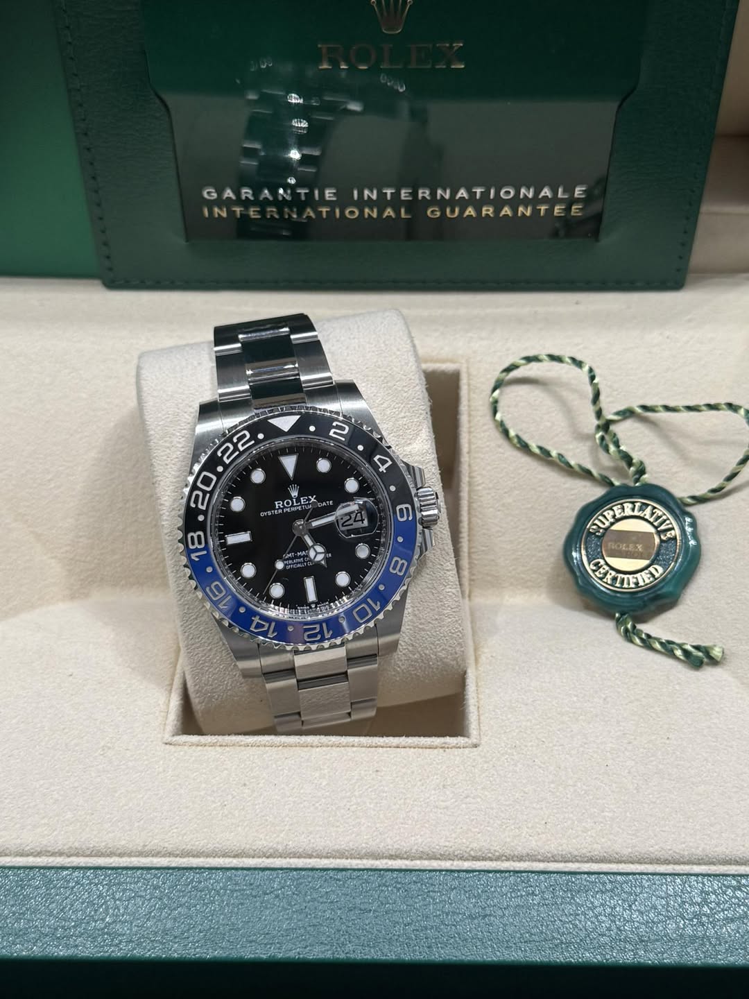 May be an image of wrist watch and text that says '4ia GARANTIEINTERNATIONALE & ® GARANTIE GARA TIE E INTERNATIONALE INTE TIONALGUARANTEE TIONAL GUARANTEE ROLEX RECURRET CEKTIFED た…