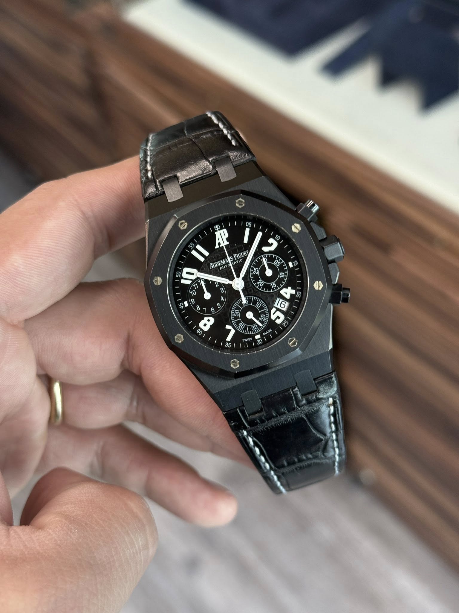 May be an image of wrist watch and text that says '6 AP PIGU ЛAИEMA B 8 0 ት 2 0 16'