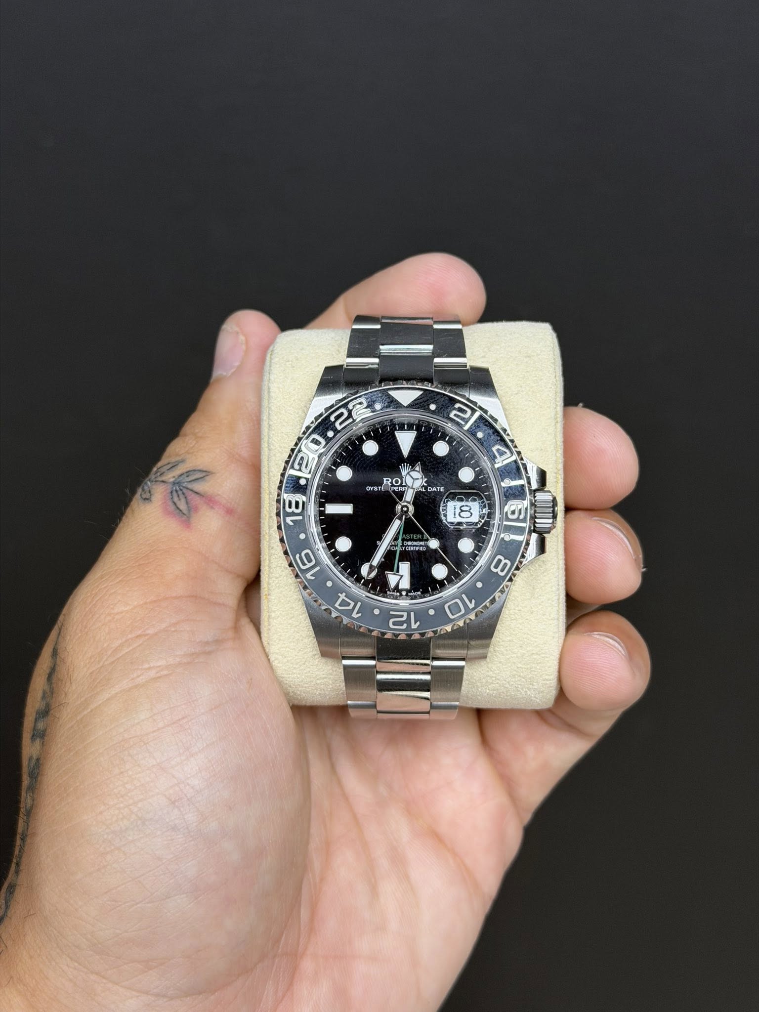May be an image of wrist watch and text that says 'ROM O DATE | 4 ان MID 18 SI 자미임 Pe 8 10 12'
