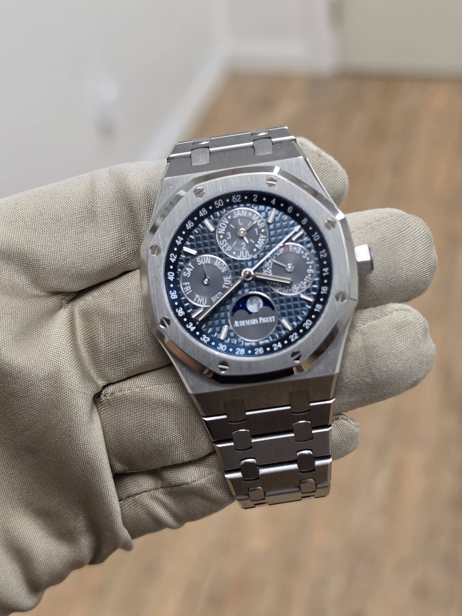 May be an image of wrist watch and text that says 'LOV 32 V MA OV SAT SUN MDT TUE 3e FRI THU #en 80 ওહ 32 30 EESEMMN PHALET 18 20 2 ja 28 26'