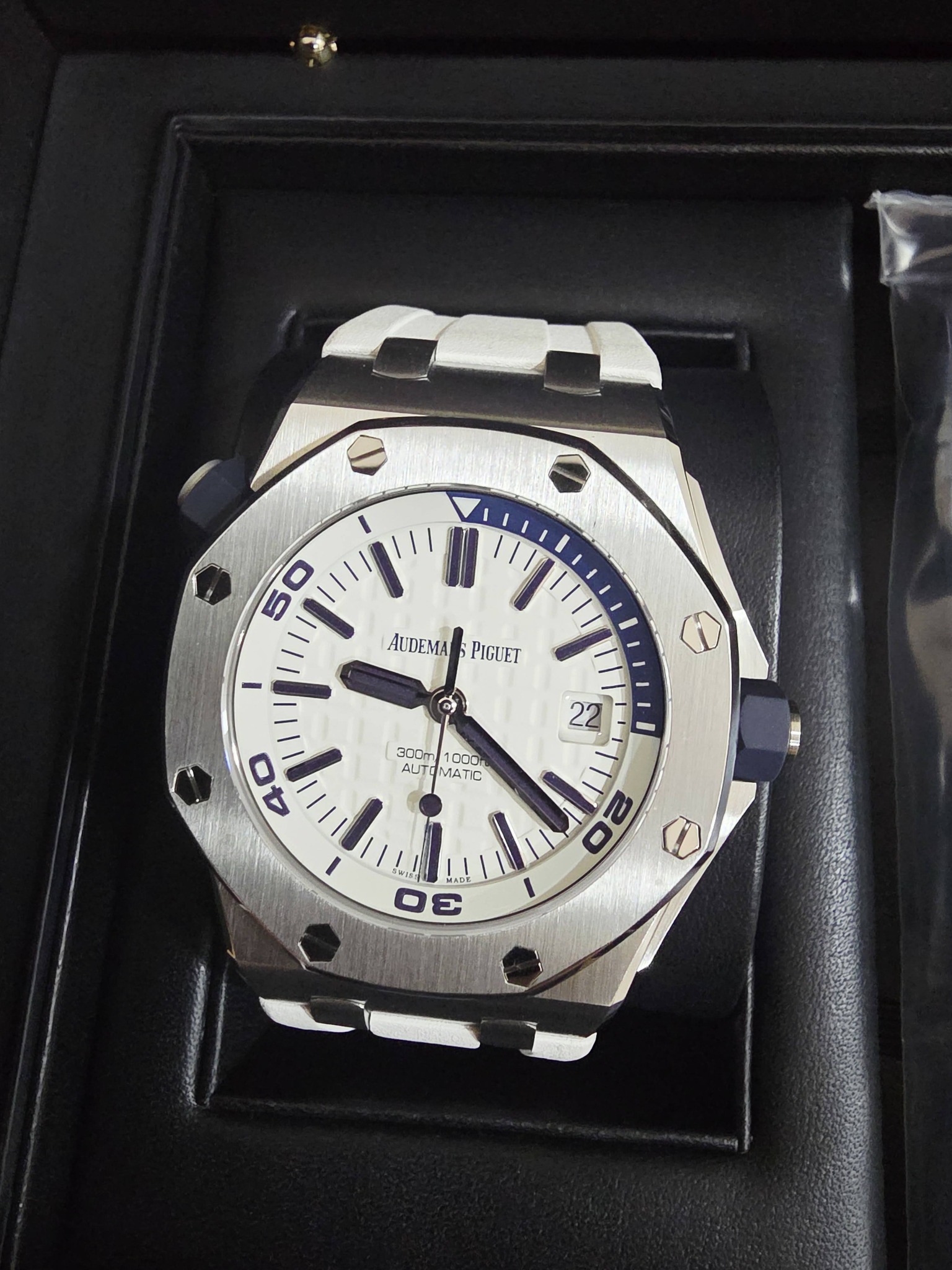 May be an image of wrist watch and text that says '50 AUDEMA AUDEMARSPIGUET S S PIGUET 22 1 ALJT AUTO 300m 300m/1000 -m1000 1000 AUTOMMATIC AΤΙΣ ATC 40 車 ١ 20 mI C 2 ADF ® I'