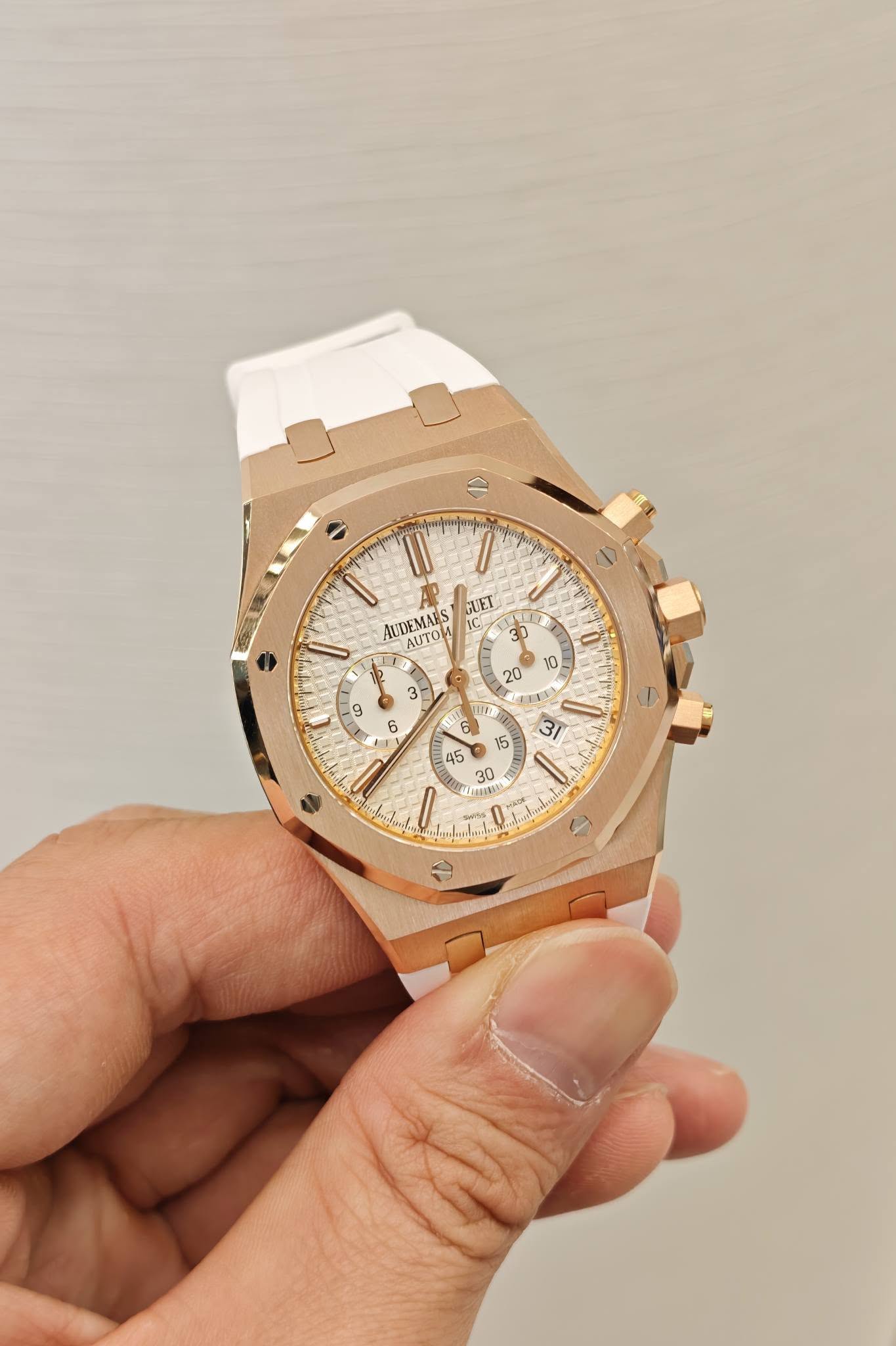 May be an image of wrist watch and text that says 'I1 I UET C AUDEMALS AUTO ١ LV ጥ2፡ 0E S 3। ا 15 45 30 LS I L'