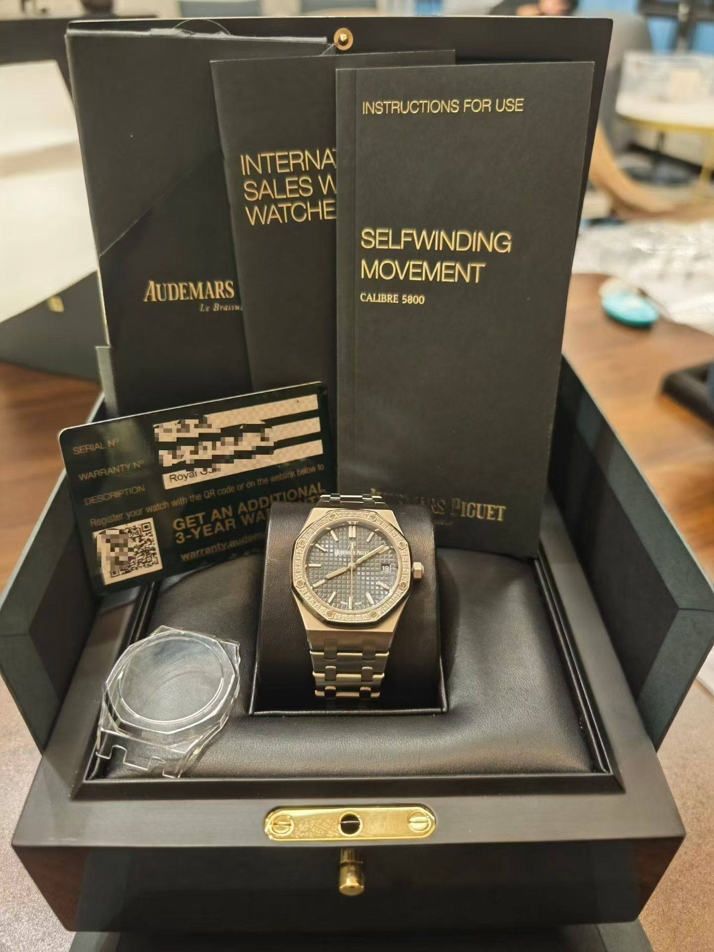 May be an image of wrist watch and text that says 'INSTRUCTIONS FOR USE INTERNA SALESV M WATCHE AUDEMARS B. BHии SELFWINDING MOVEMENT CALIBRE 5800 一工 ኢዋንሌ وی RoyaiLal ア机公'