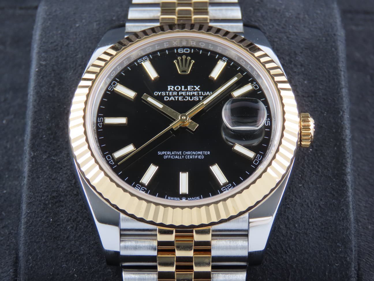 May be an image of wrist watch and text that says 'E R o ROLEX OYSTERPERPETUA OY OYSTER TUAI DATEJUST TEJUS DAT E SUPERLATIVE.CHRONOMETER SUPERLATIVE CHRONOMETER ER OFFICIALLY…