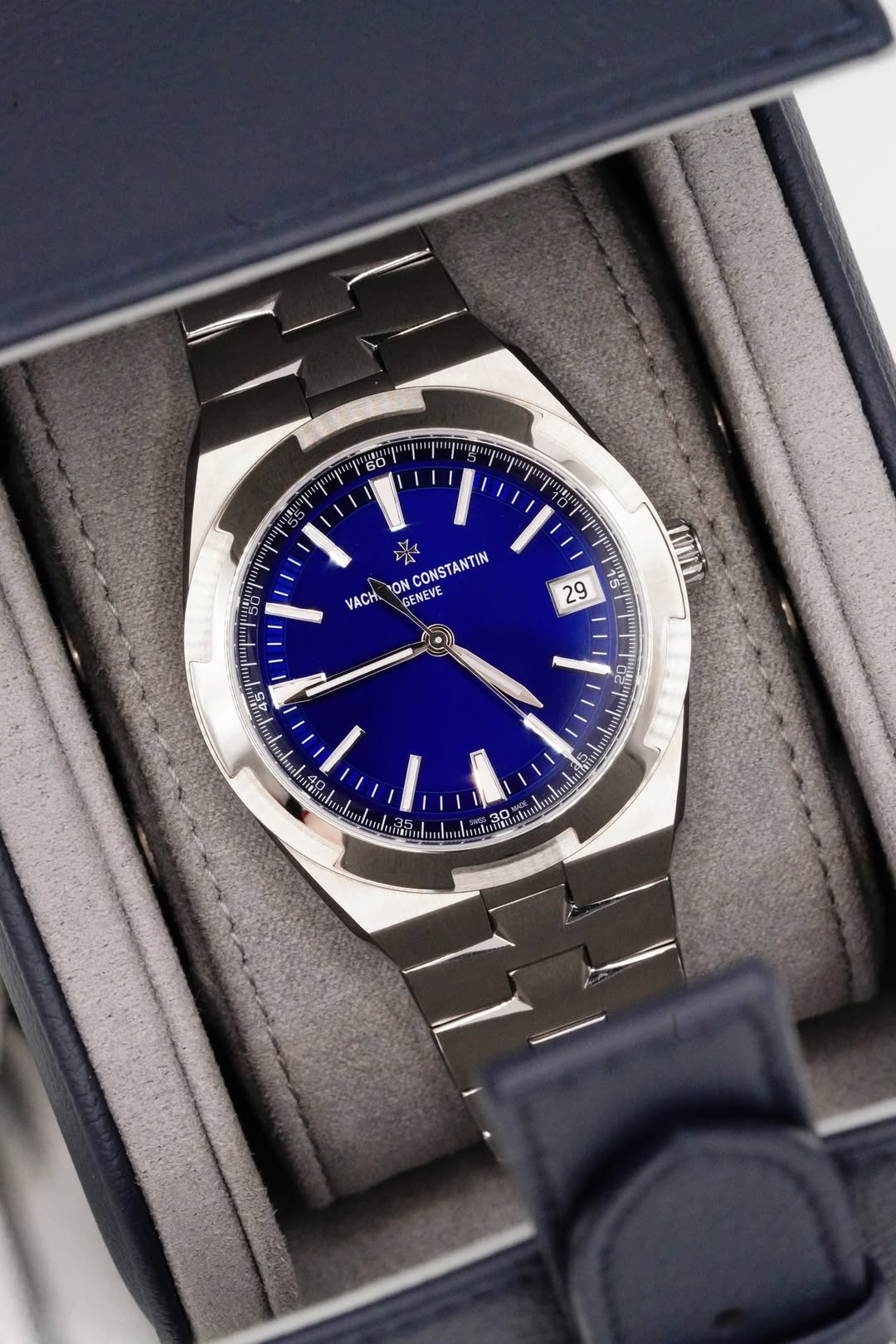 May be an image of digital watch and text that says '6O" 4 CONSTANTIN VACH ON GENEVE 130Eg 29 1**학명 2 Ue 25 DE 10'