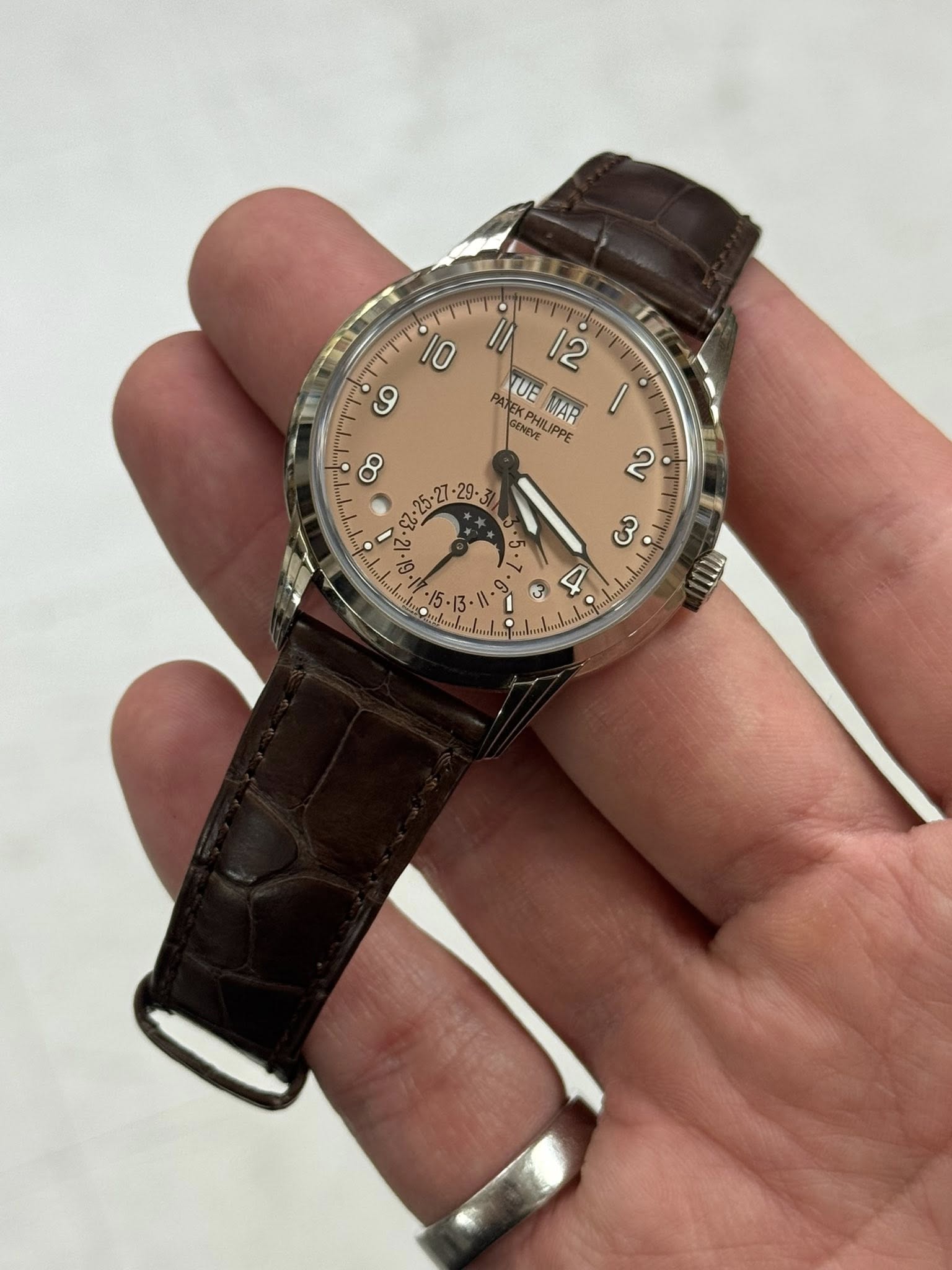 May be an image of wrist watch and text that says '10 6 12 YUE NEKPHILIPPS GENIVE NUB MAR ុម GENDDE EAA EKPHIL LIPPE 2 سل ・13・ G 4'