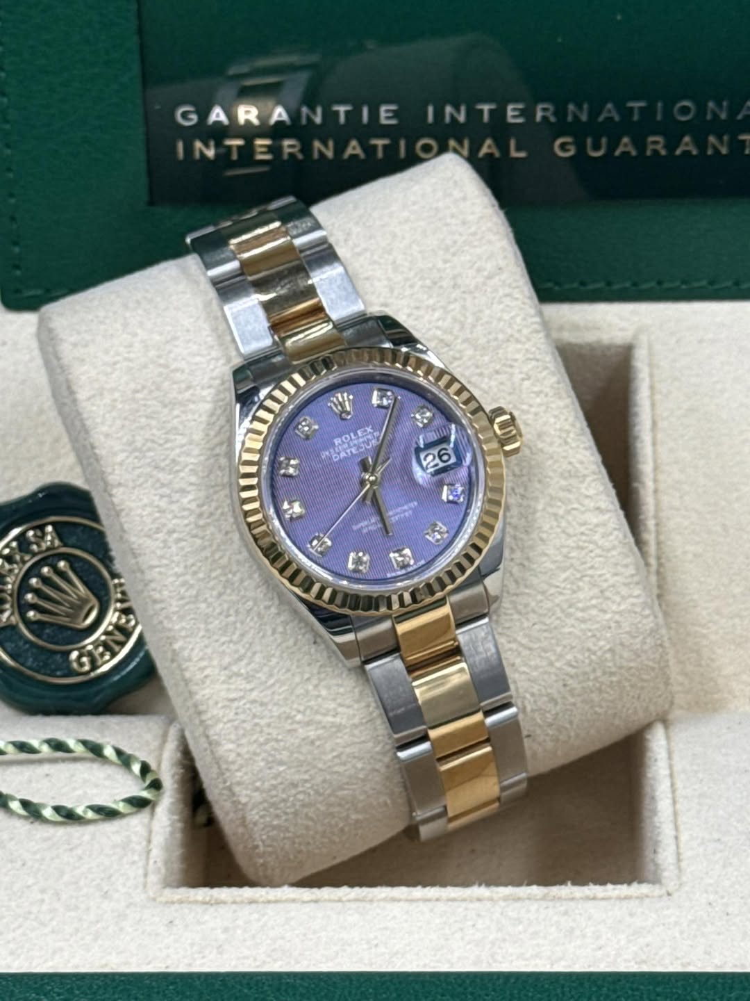 May be an image of wrist watch and text that says 'GARANTIE GARANTIEINT NTIE INTER 24 18 HANOLE LEX W ময় 26 ى স E2'