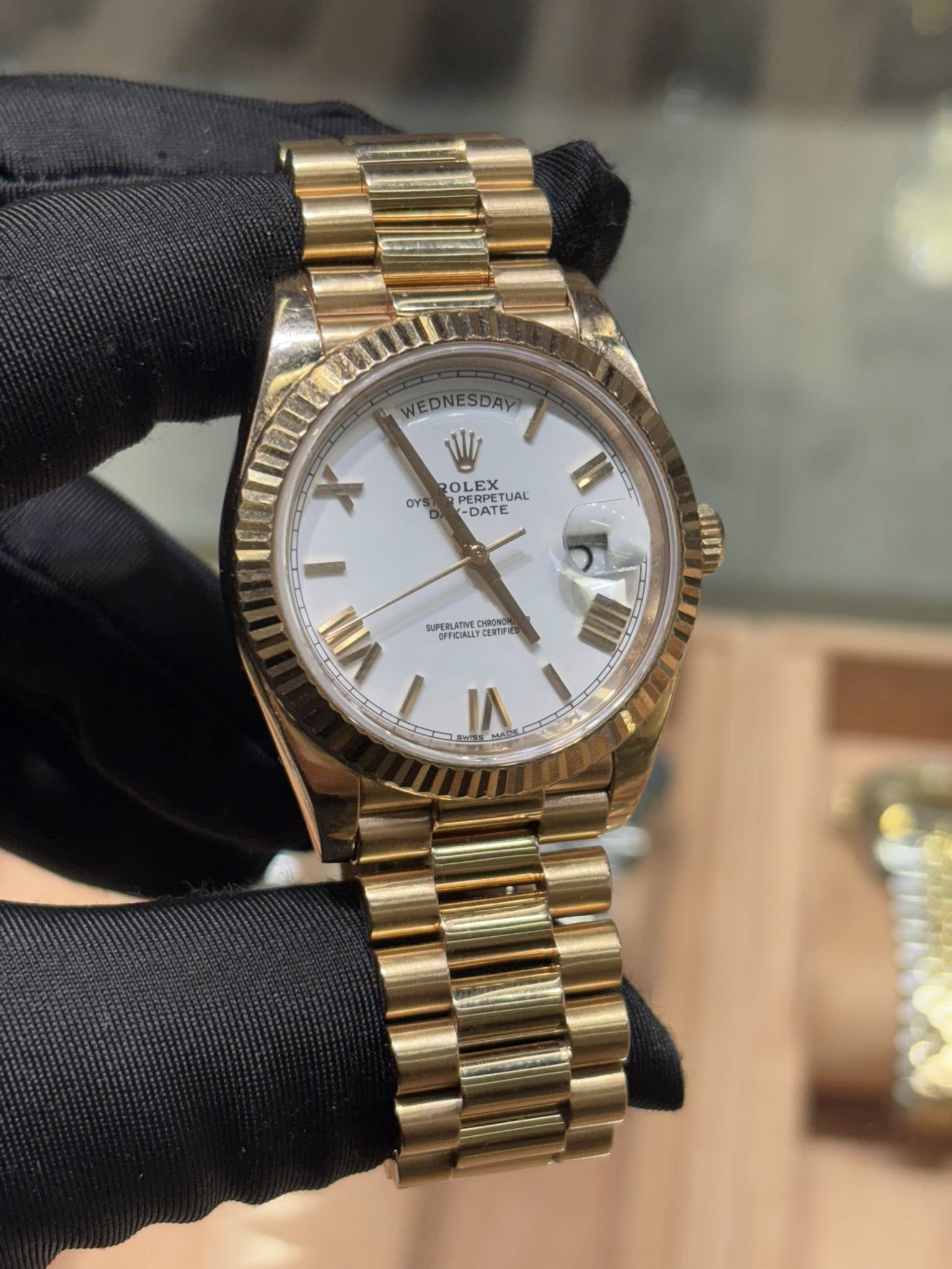 May be an image of wrist watch and text that says 'WEDNESDAV WEDNESDAY W ROLEX PERPETU PERPETUAL UAL -DATE -DATE or OYS X aii SMSATNED ០ា SUPEBLATN COFOMLT CENTF VIII I IA'