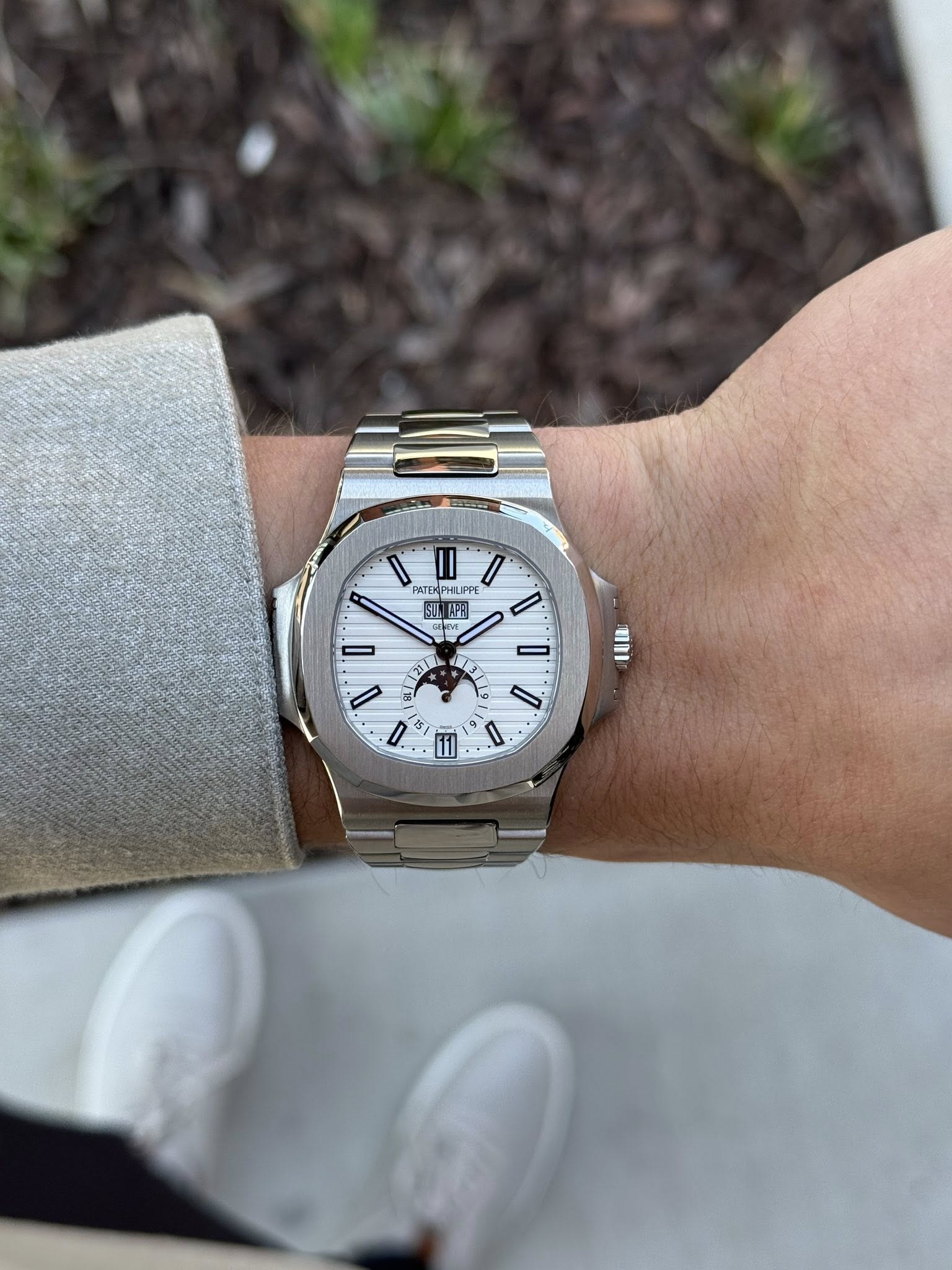 May be an image of wrist watch and text that says 'ا۱۱/ n PATEH PHILIPPE 1P り 7 211 0 D ብ!! 0 I - 11'
