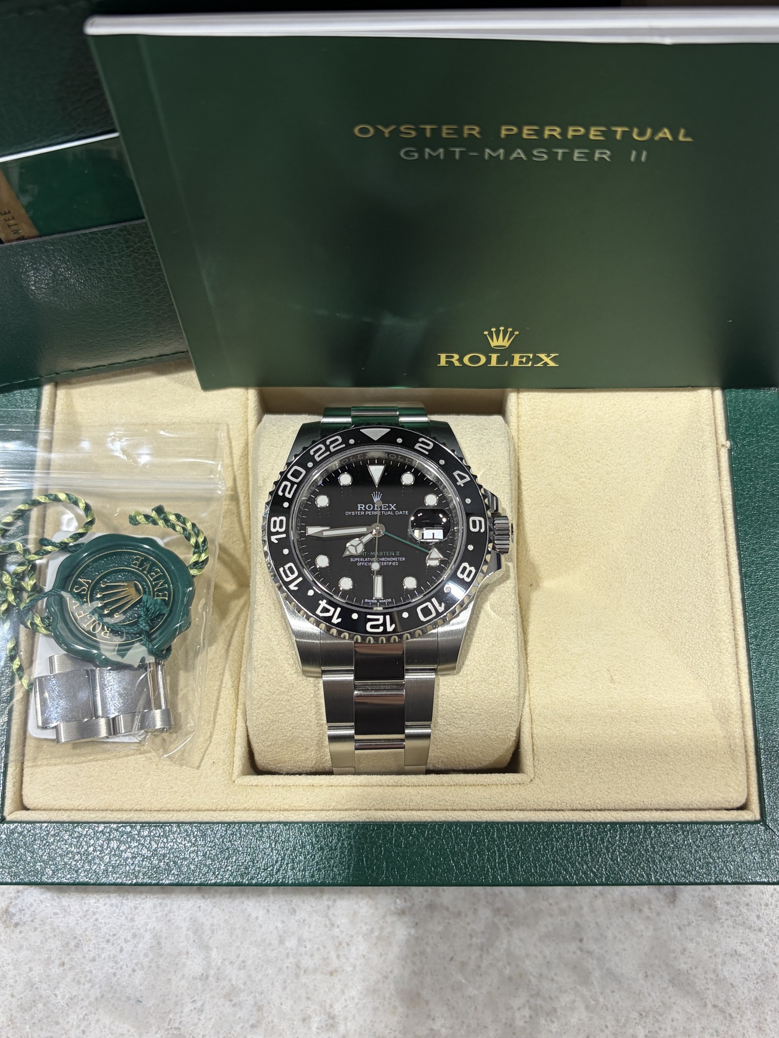 May be an image of wrist watch and text that says 'PERPETUAL MASTER 11 منلت ROLEX 2 20.22 起口よは ៣ា SEPES L1 V I an 5'