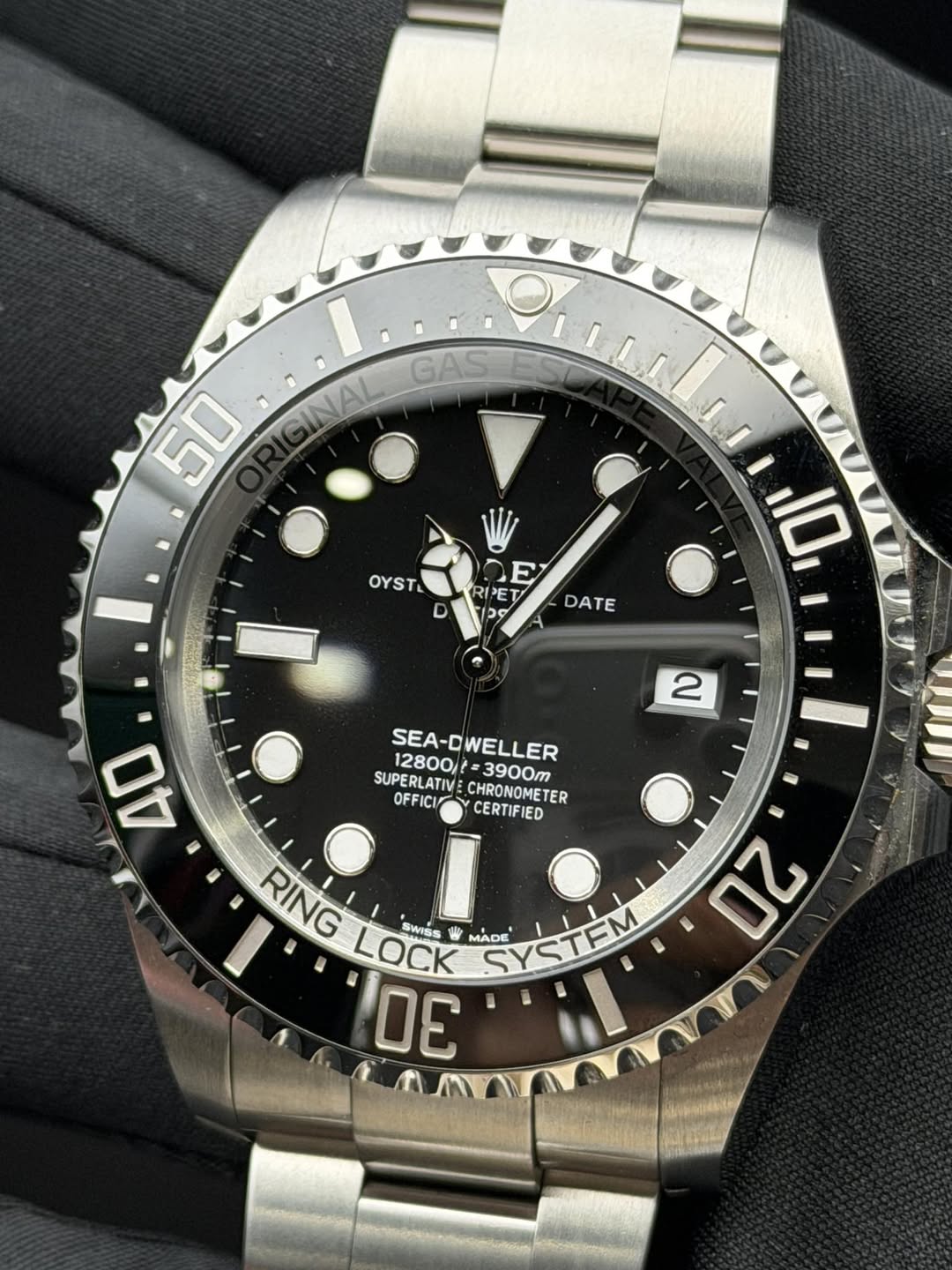 May be an image of wrist watch and text that says 'a i O 0 GAS ESTC 50 1 0 GINAL OYSTL G 10 RIET 129 DATE 2 SEA-DWELLER SEA 12800 SUPERLATIV 3900m OFFICI CHRONOMETER…