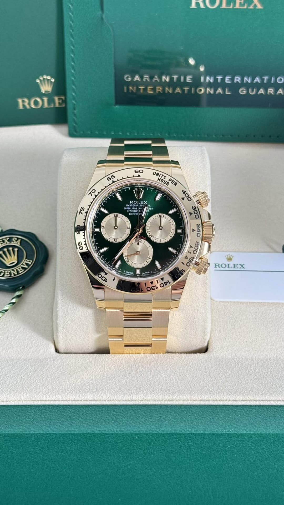 May be an image of wrist watch and text that says 'nowHa 1900 ROLE GARANTIE INTERNATIO NTERNATIONAL ATIONAL GUARA ROLEX গजর قفان 1 t E UNITS UNITSPER HOUR PER 400 A 300 : 08L ش…