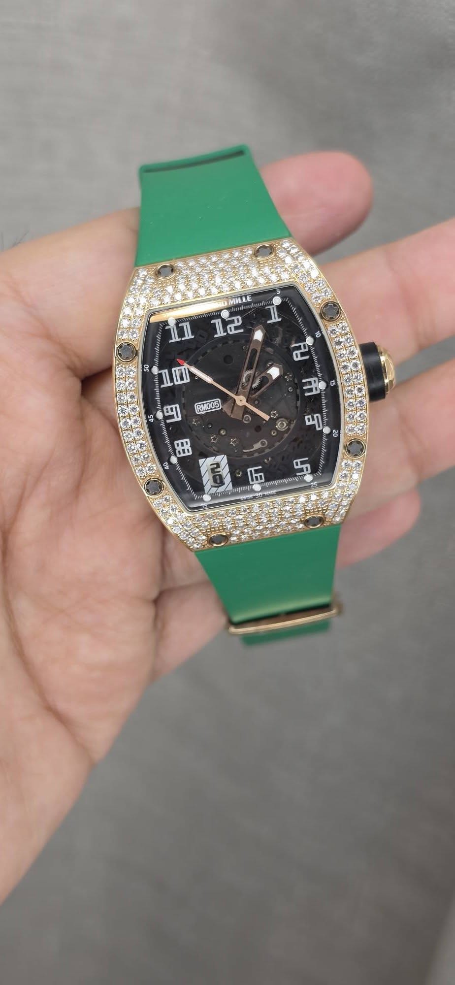May be an image of digital watch and text that says 'MILE I1 12 D5 C + - 57 谢 RHDOS IN 1R0 lo'