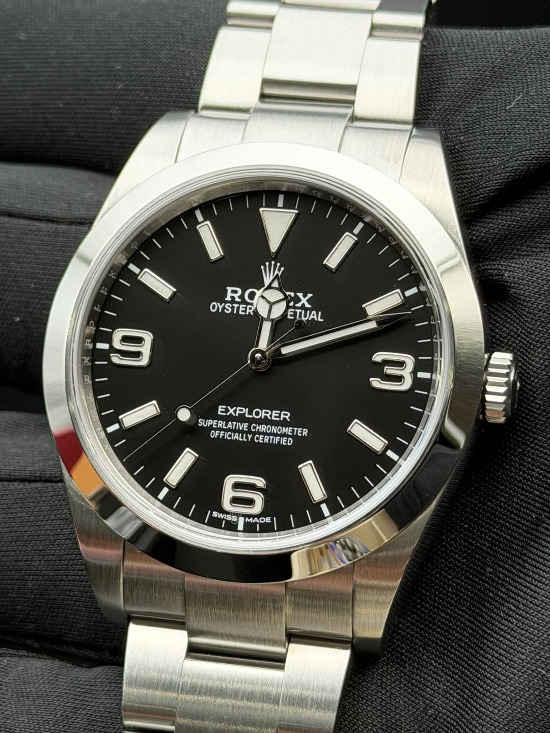 May be an image of wrist watch and text that says 'RO OYSTER ROOEX EX ETUAL 23 9 3 EXPLORER SUPERLATIVE CHRONOMETER OFFICIALLY CERTIFIED I SWISS MADE 6 I'