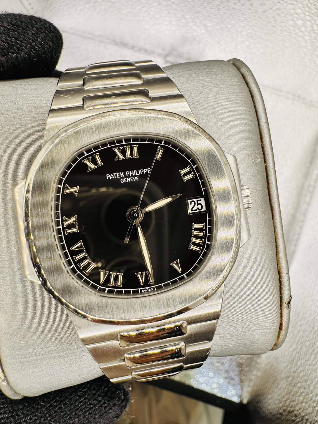 May be an image of wrist watch and text that says 'XI XII PATEK PHILIPPE PHIL LIPPE GENEVE X 物會 25 كل III ن IX LIIA E VL SWISS'