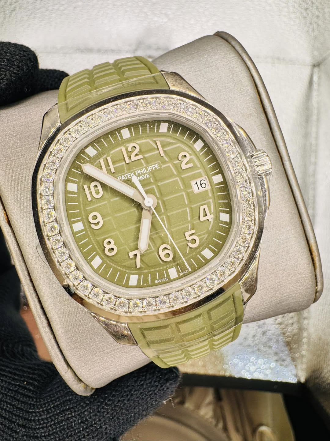 May be an image of wrist watch and text that says '12 2 PATEK NEV PHILIPPE 1211 IPPE NEVE PATEKPHILIPPE V E JAD 7 SWISS WLe'