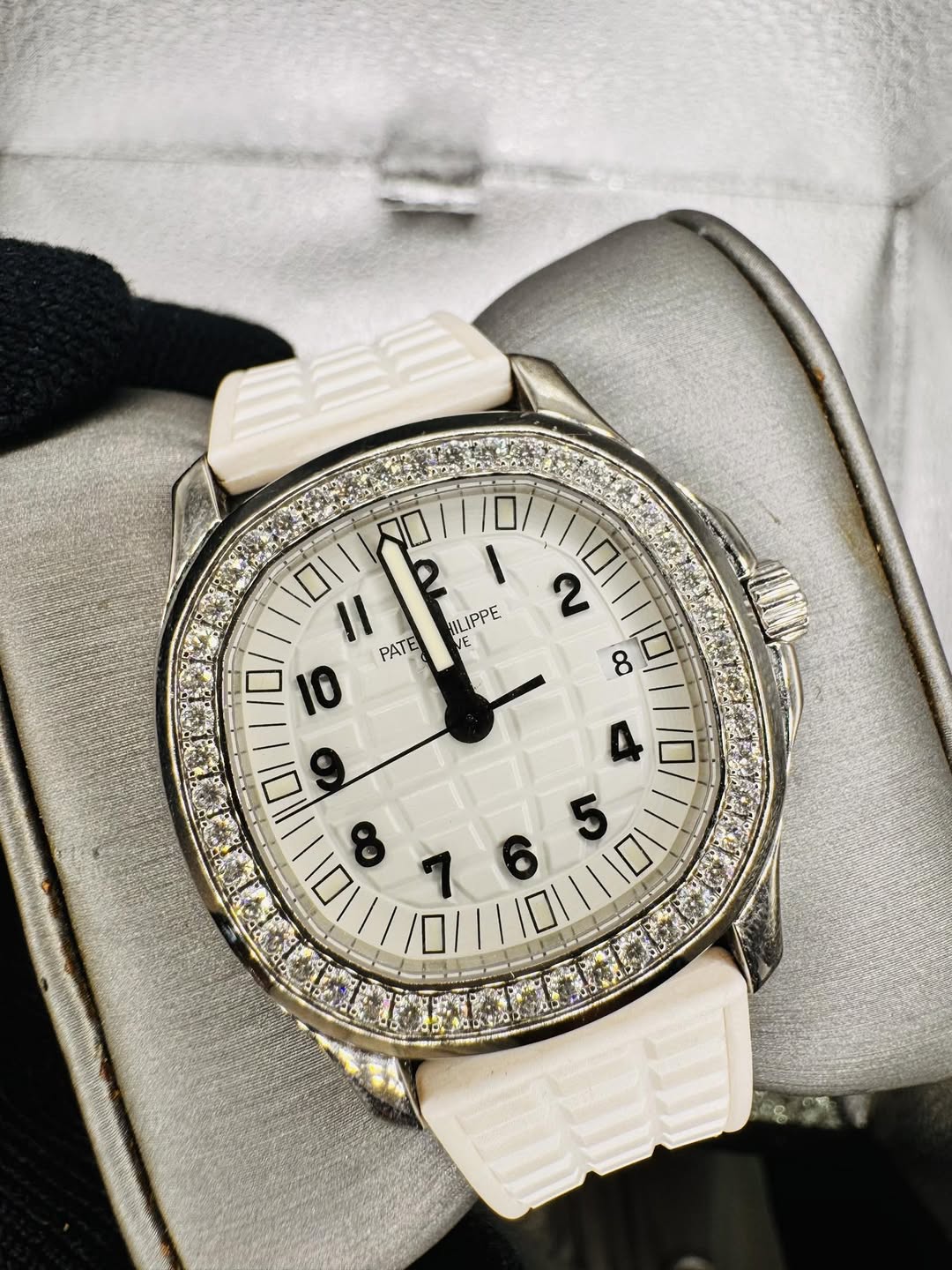 May be an image of wrist watch and text that says 'ALIPPE ์ 11 PATE 2 c 5'