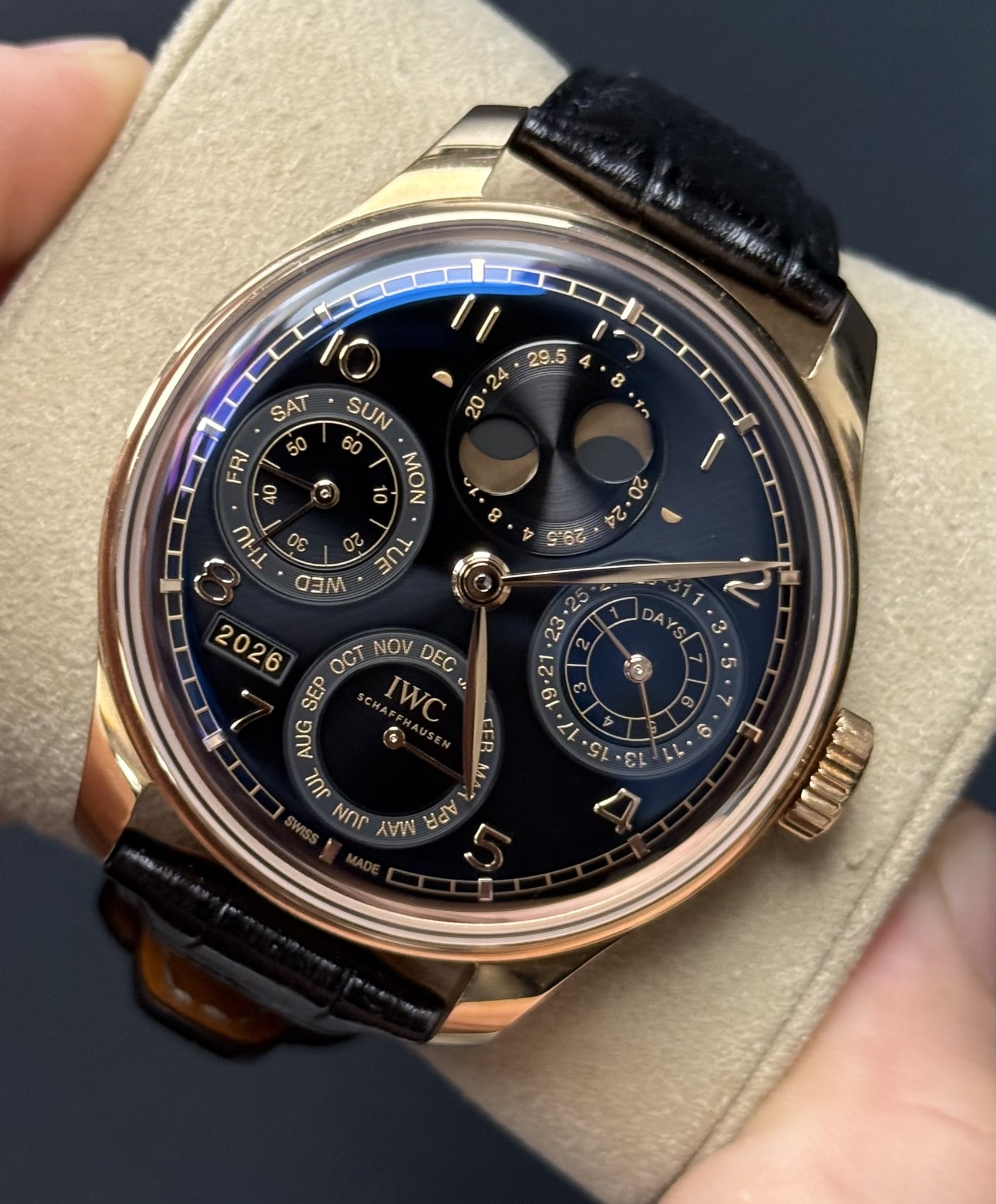 May be an image of wrist watch and text that says '#ስ K 海善有 > 8 8 8 10 SAT SUN FRI NOW ငှ 00 560 גפ THU 30 30 o Fne EM EN 2026 OCT NOV DEC SEP IWC ین AUG UP ส NOC W ٥۹ ٤ م 0 ל ه…
