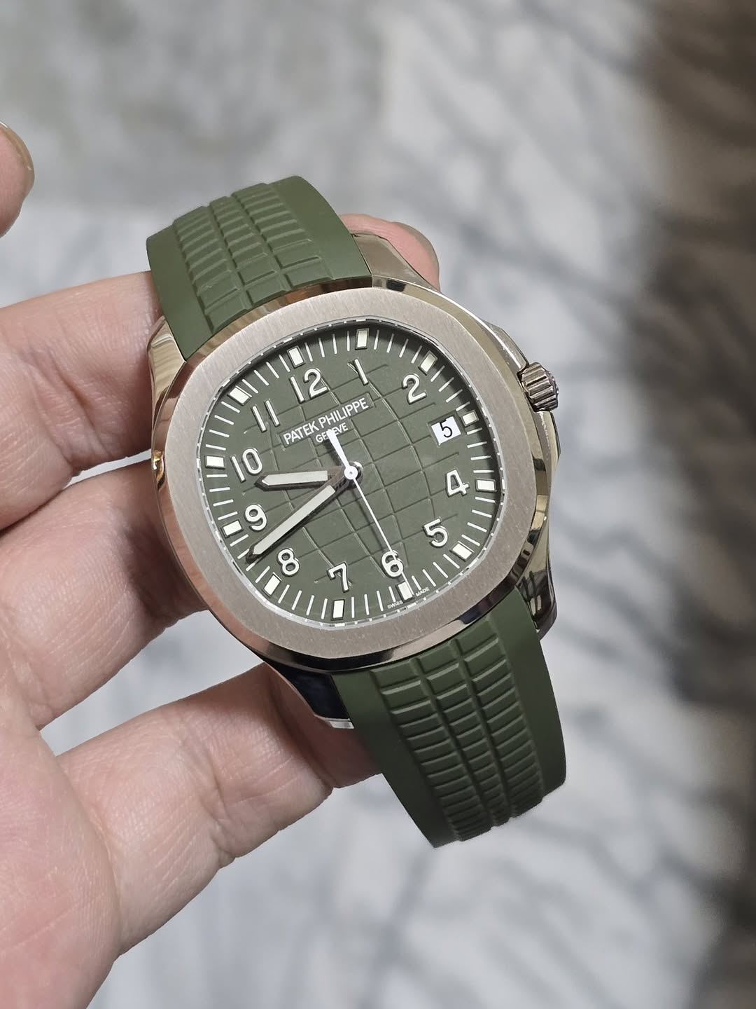 May be an image of wrist watch and text that says '12 2 / PHILIPPE PATEK PATEKPHILIPPE のF曲 EVE VE น 5 O 4 و 00 ای م CO'