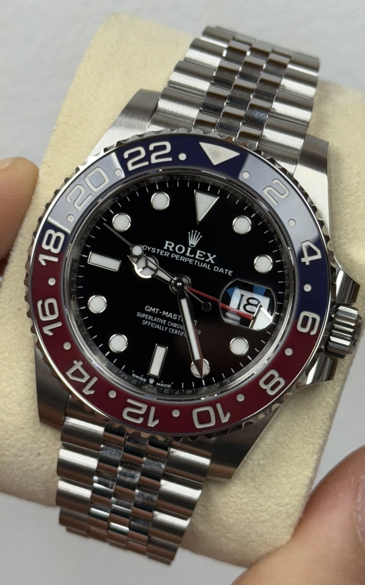May be an image of wrist watch and text that says ' O O TER YSTERPERPETUAL TE TERPERPE ROLEX PoDE TUAL DATE A E 18 9 16 GMT MAS SUPE DEEICIALLYCER ATVE CHR FFICIALLY ATIVE ERTH 14…
