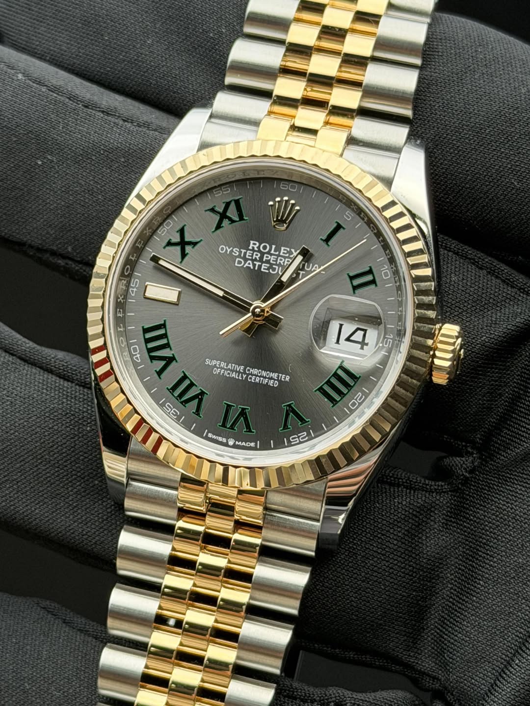 May be an image of wrist watch and text that says '50 5 60 W OYSTER OYSTERPERA ERR ROLEX DATEJU UA X 45 3 II 10 40 AII SUPERLATIVE OFFICIALLY CERTIFIED CHRONOMETER…