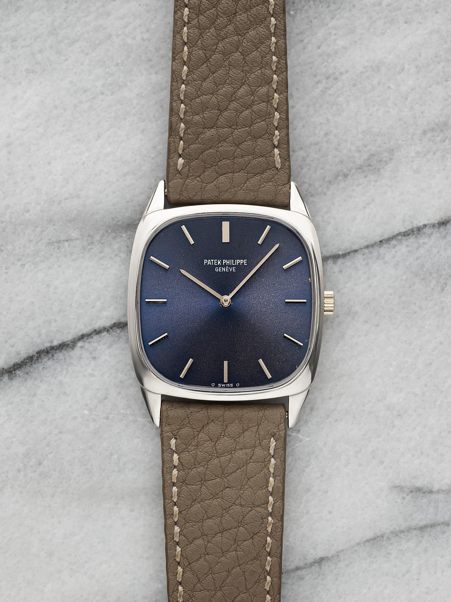 May be an image of leather, wrist watch and text that says 'PATEK PATEKPHILIPPE PATEK.FHILIPPE LIPPE ENEVE 00 5%たち'