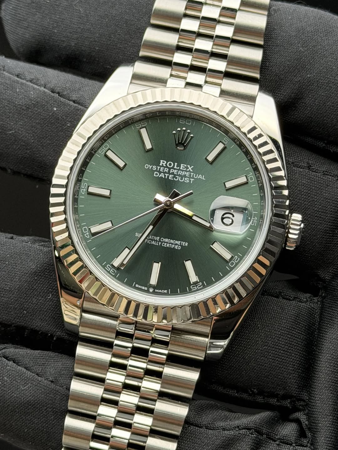 May be an image of wrist watch and text that says ' OYSTER ROLEX DATEJUST PERPETUAL OYSTERPERPETUAL TUAL 10 40 6 SA LATIVE ICIALLY CERTIFIED CHRONOMETER TER 15 35 M SWSm SwIss 120…