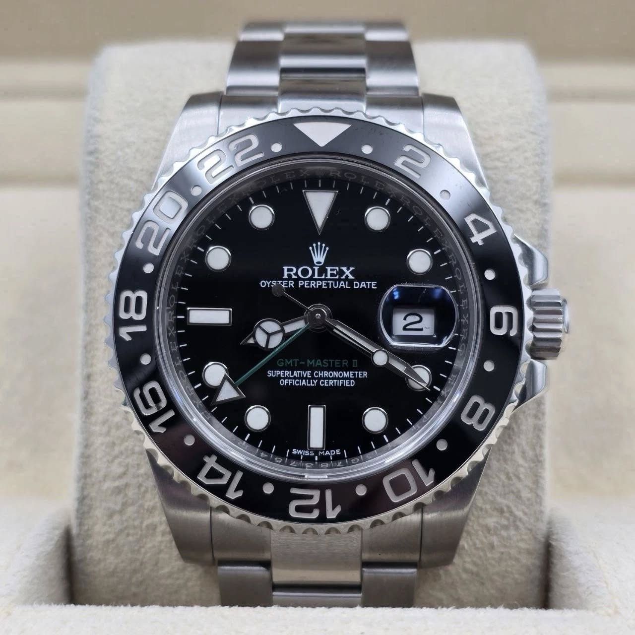 May be an image of wrist watch and text that says '2 o ROLEX OYSTERPERPETUALDATE EX OYSTER PERPETUAL DATE 2 UPERLATI SUPERLATIVECHRONOMETER TIVE ECHRONOMET TER OFFICIALLY CERTIFIED…