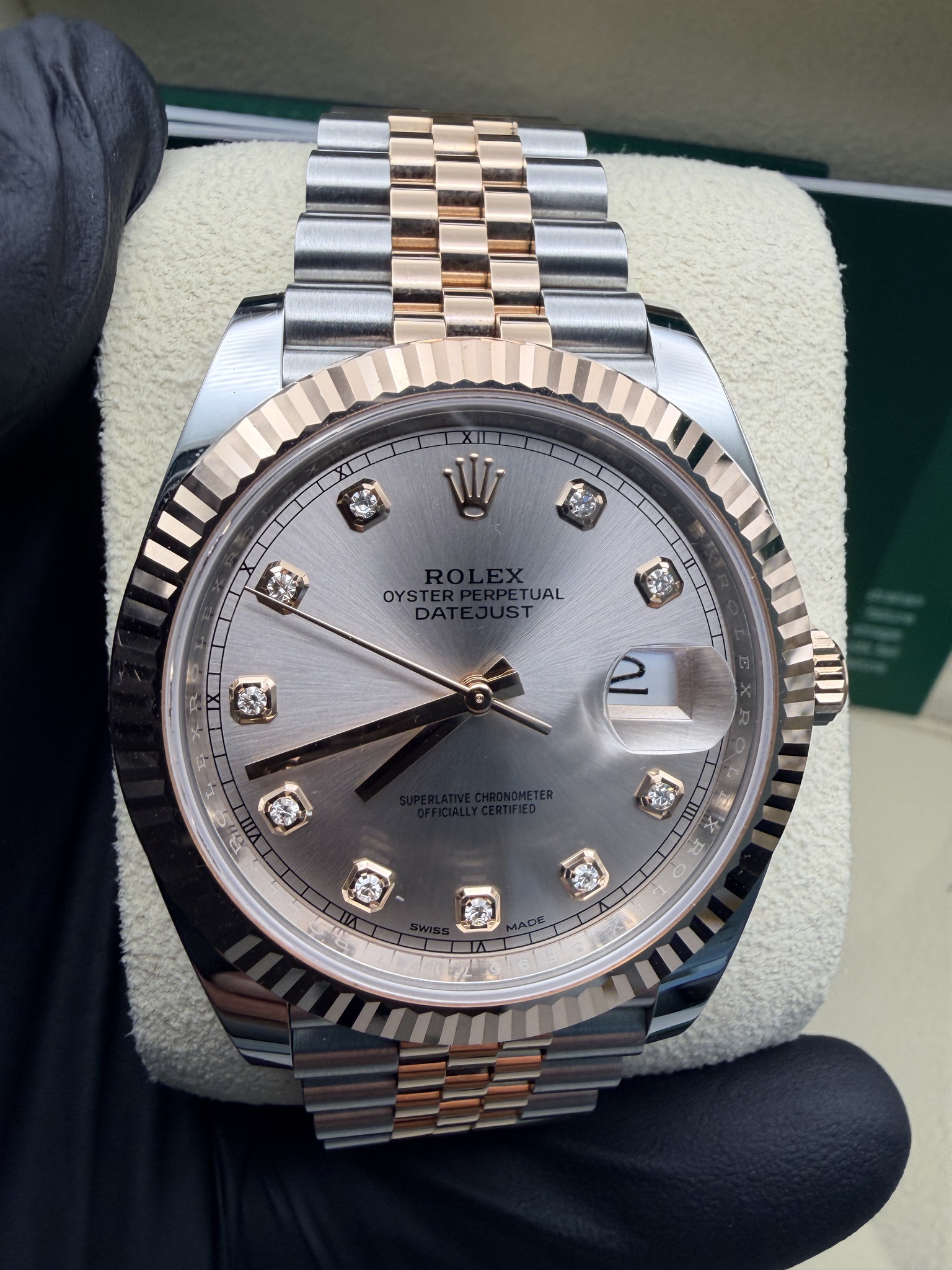 May be an image of wrist watch and text that says 'እህ VI OYST TUAL チ D A さ'