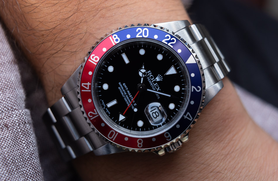May be an image of wrist watch and text that says ' OFFICIA PERLATIVECHRON LEYCERTIFIL GMT-MASTE MASTE U 18 18'