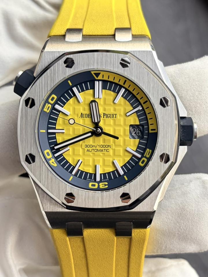 May be an image of wrist watch and text that says 'AUDE 0 PIGUET 300m/1000ft 1000ft 300m/ AUTOMATIC 40 Οε'