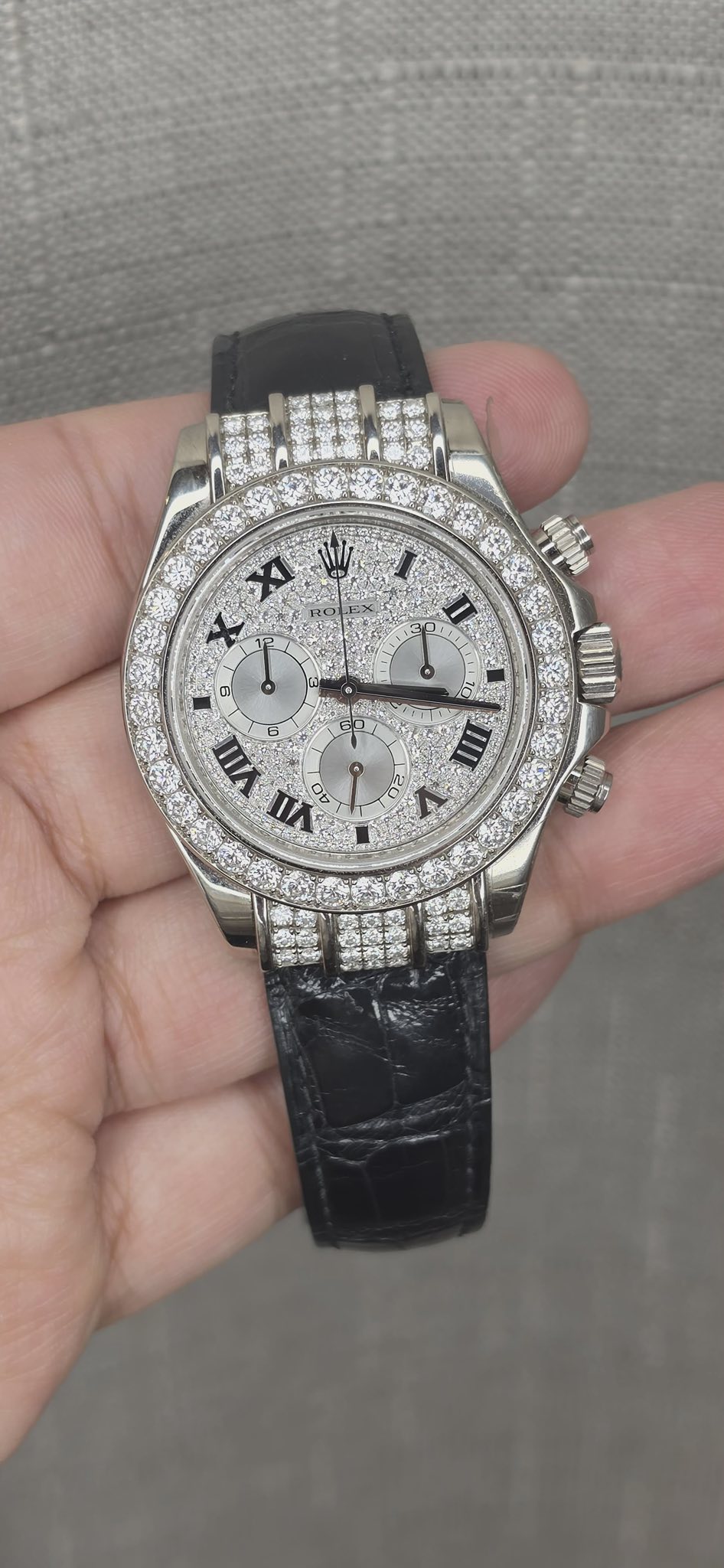 May be an image of wrist watch and text that says 'XI 0 O Sn ኢራ 6 III V 00 o III レ tin'