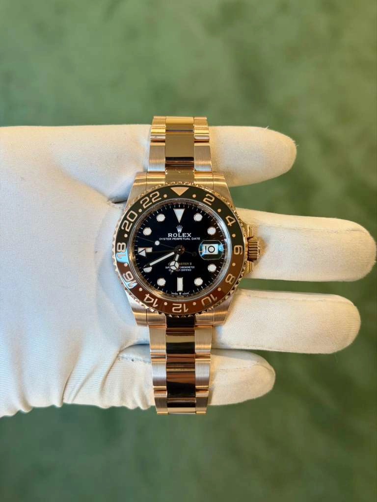 May be an image of wrist watch and text that says ' HOLEX ROLEX F አ 8 은 ام'
