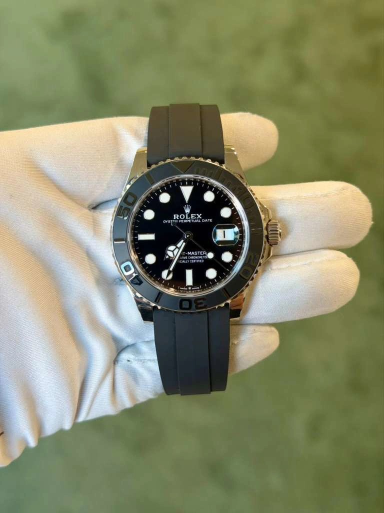 May be an image of wrist watch and text that says 'ROLEX ROL E RFETUALD DATE MASTER d 0'