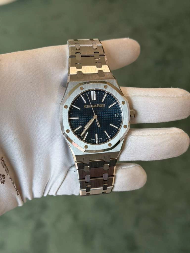 May be an image of wrist watch and text that says 'I 17'