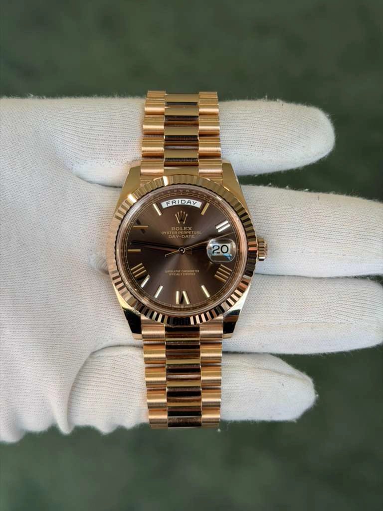 May be an image of wrist watch and text that says 'FRIDAY 20 III 佟郾'