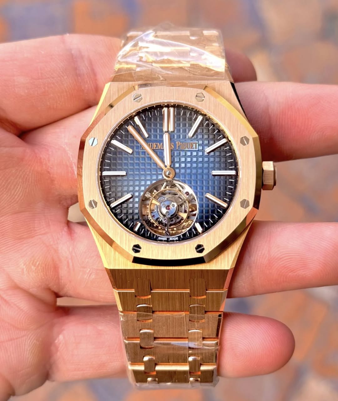 May be an image of wrist watch and text that says 'DEM S PIGUETE G I C ን ਨ ሌ ١1 20 WIS MADE ACE AGe'