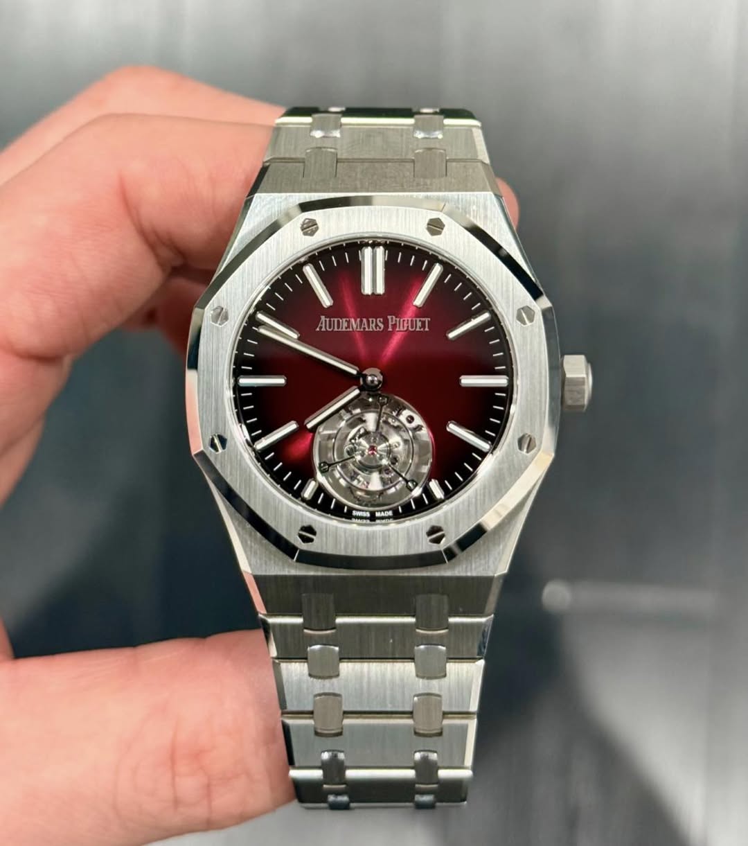 May be an image of wrist watch and text that says '4 AUDEMARS AUDEMARSPICUET PIQUET - - Lo 2 수 A SRIG aa MADE'