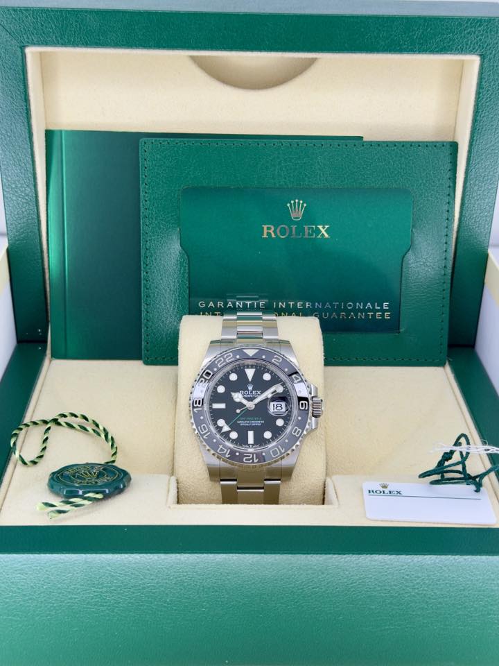 May be an image of wrist watch and text that says 'ROLEX GARANTIE GARANTIEINTERNATIONALE ONALE INTERNA RANTEE 22 0 2 OLEX 18 I 18 18 TO 0 6 Πα له ป้ม ROLEX A ROL.'