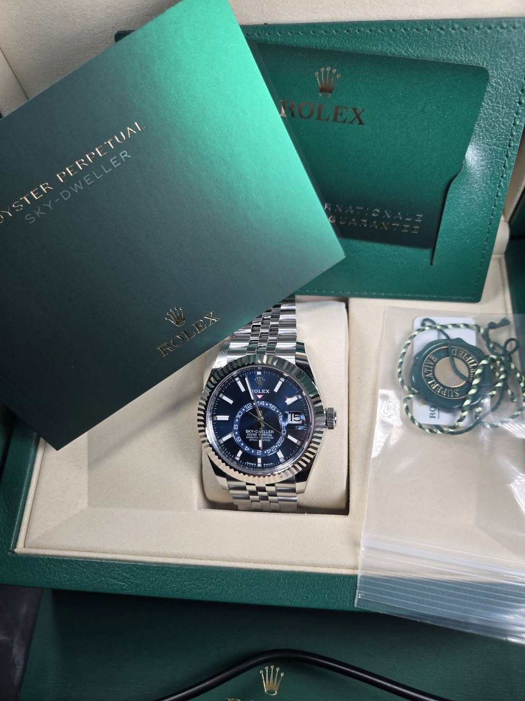 May be an image of wrist watch and text that says 'PERPETUAL TUAL PI DWELLER MONUAN ER ERPE STER DWELER uLa - T'