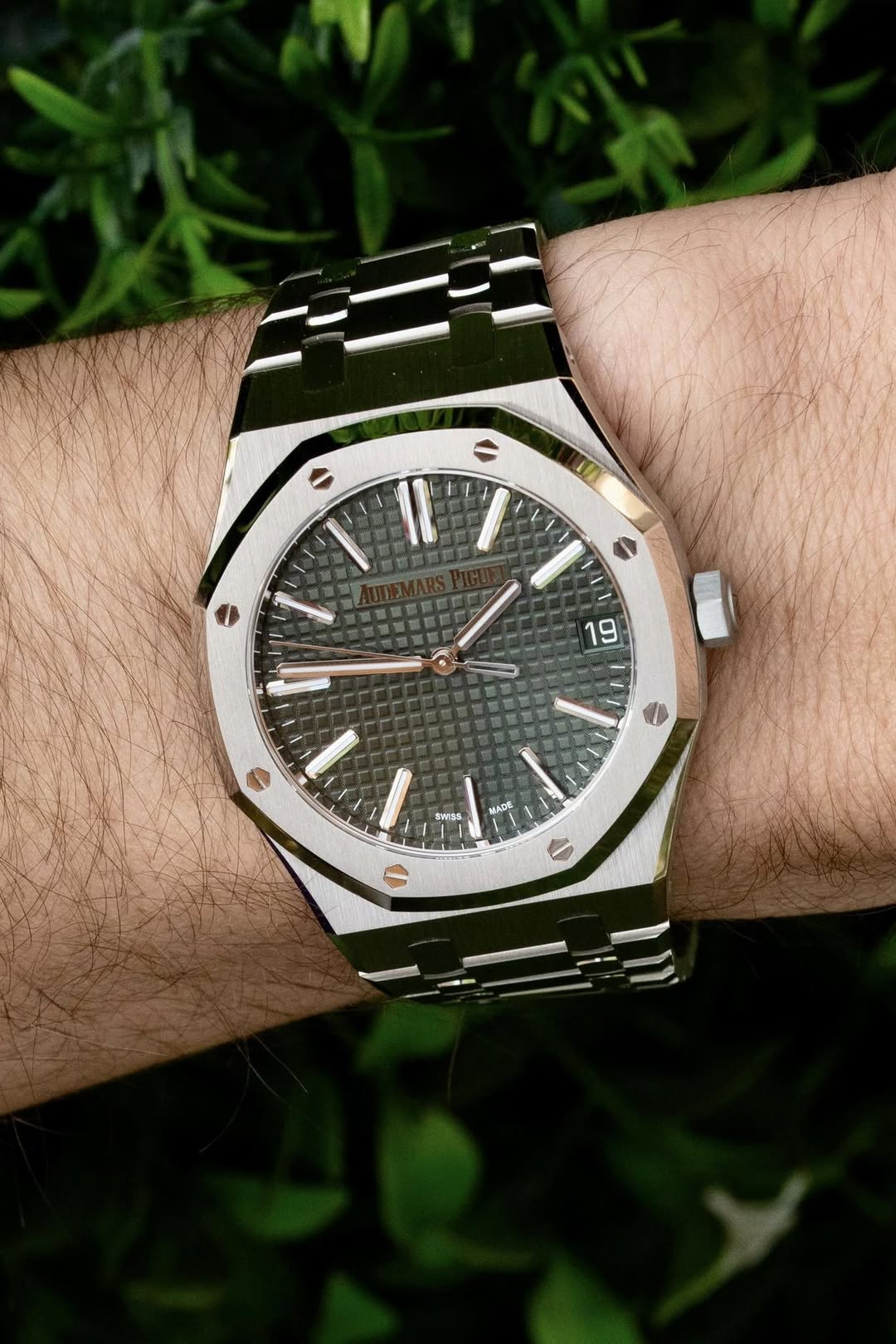 May be an image of wrist watch and text that says 'LA 19 SWSS WE ADR D'