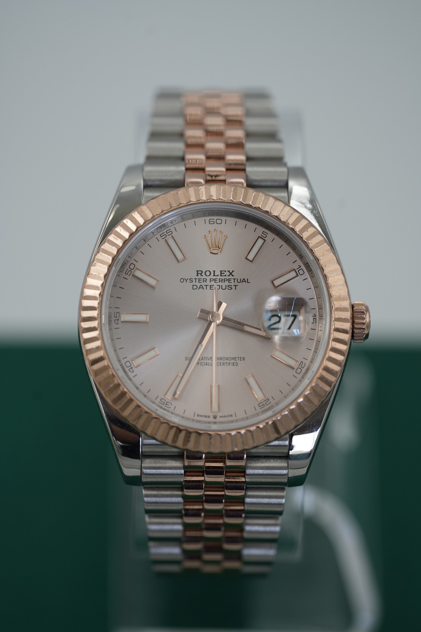May be an image of wrist watch and text that says ' ROLEX OYSTE OYSTERPERPETUAL STERPERPETU PERPETUAL UAL DATEJUST DATI I 10 45 של EI su 40 ATIVE HRONDMETER TER FICIALL…