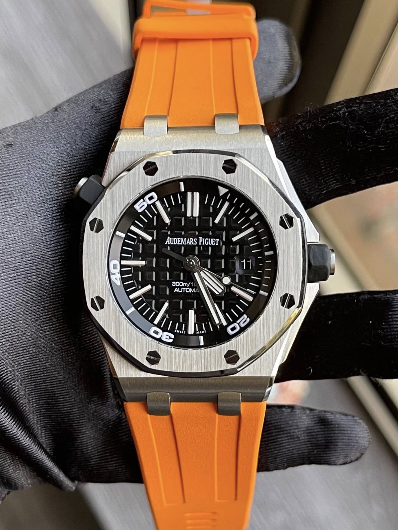 May be an image of wrist watch and text that says '50 AUDEMARS AUDEMARSPIGUET ARS PIGUET 40 300T/ AUTOM ロ2 이'