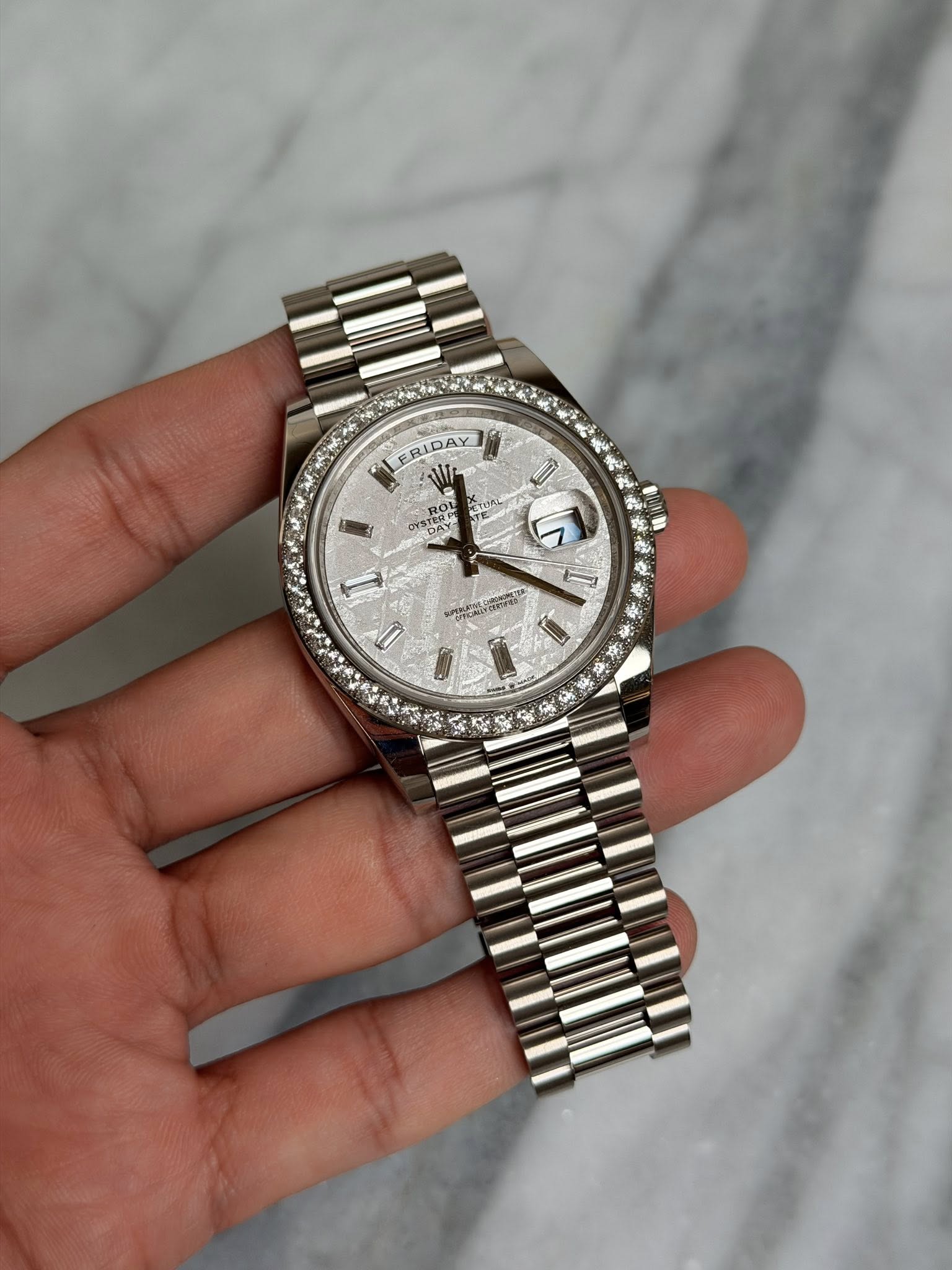 May be an image of wrist watch and text that says 'い ERIDAY RIDAY I DYST DAY STEY DASO DA G 0 DI D I ٢ KAm 7 3'